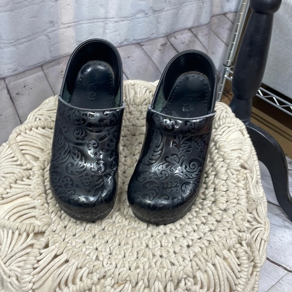 Dansko slip on black embossed print leather size 40 shoes - Picture 1 of 9